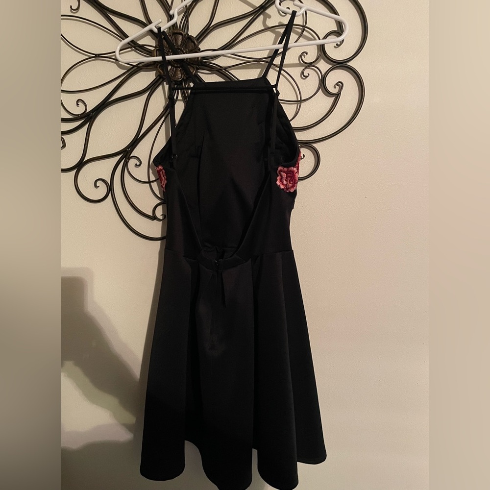 Dress size 7/8. Excellent used condition. No rips, tears, stains or snags.